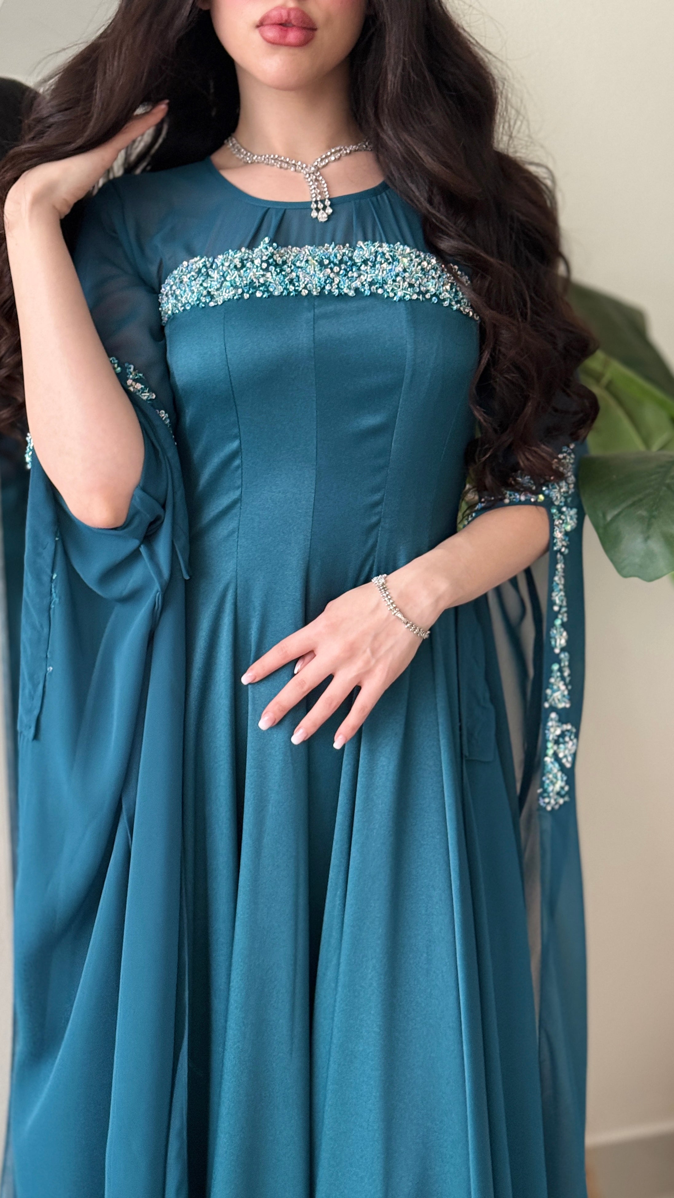 فستان سهرة بترولي بلمسات شك راقية