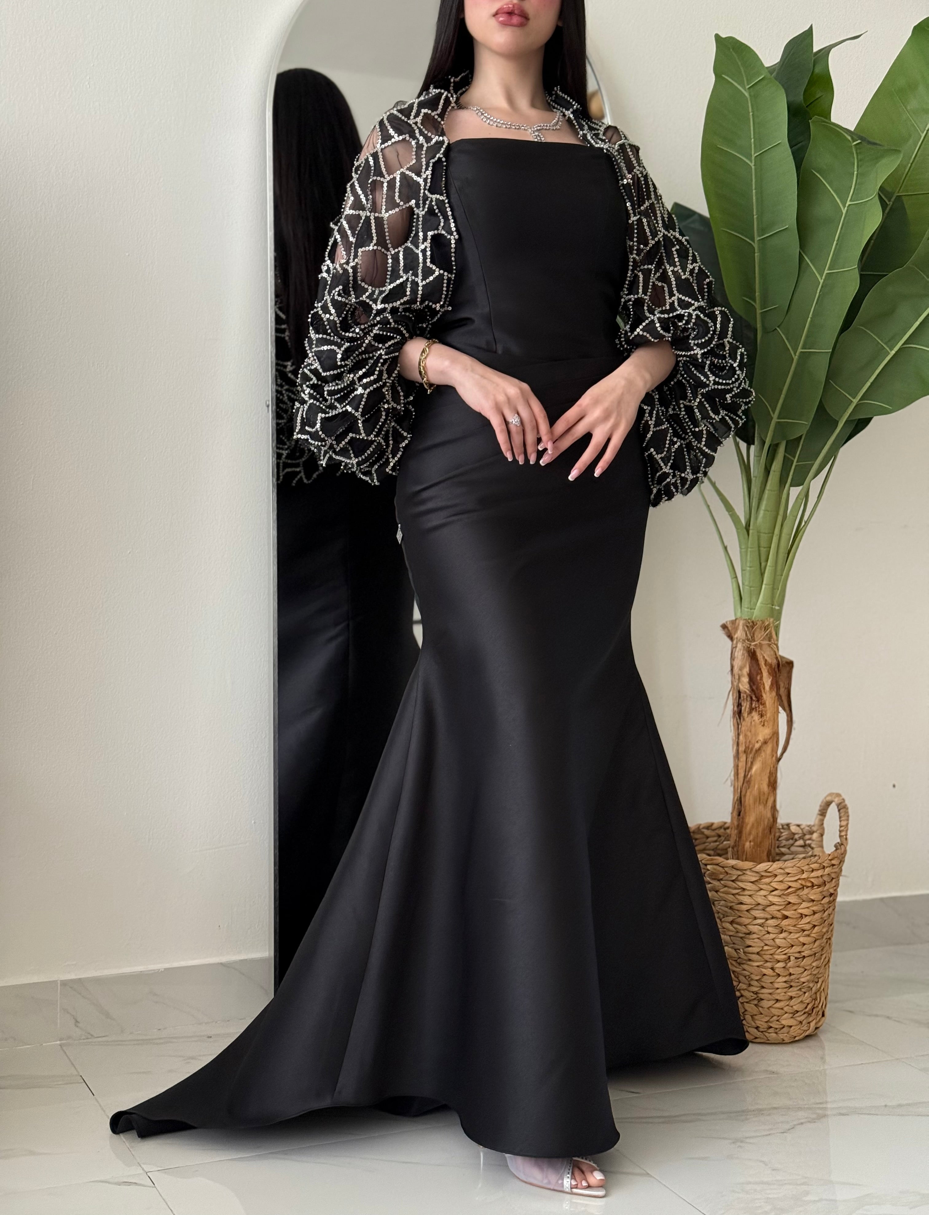فستان أسود راقٍ بقصّة ضيّقة 