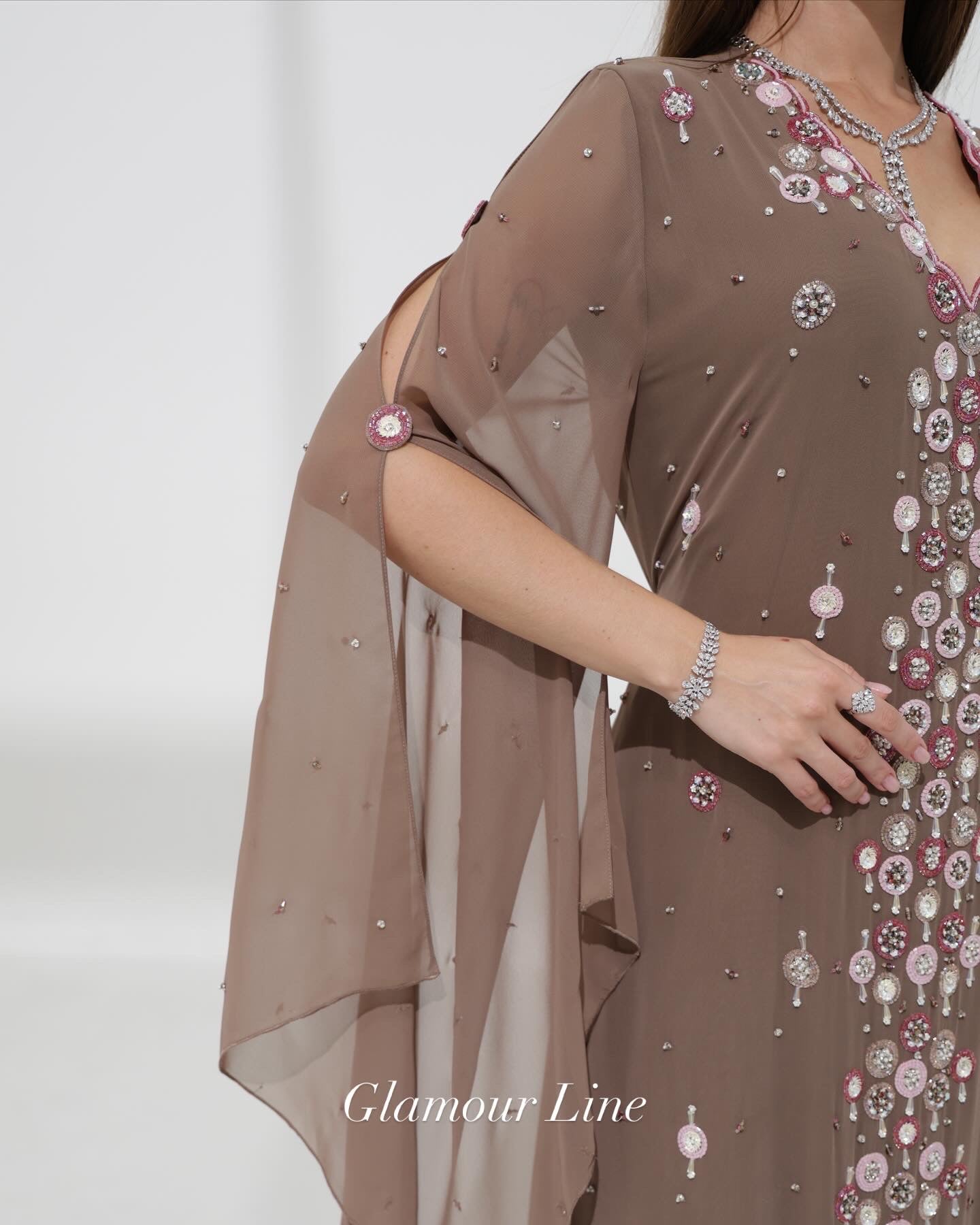 عباية فاخرة بتصميم أنيق وتطريز يدوي