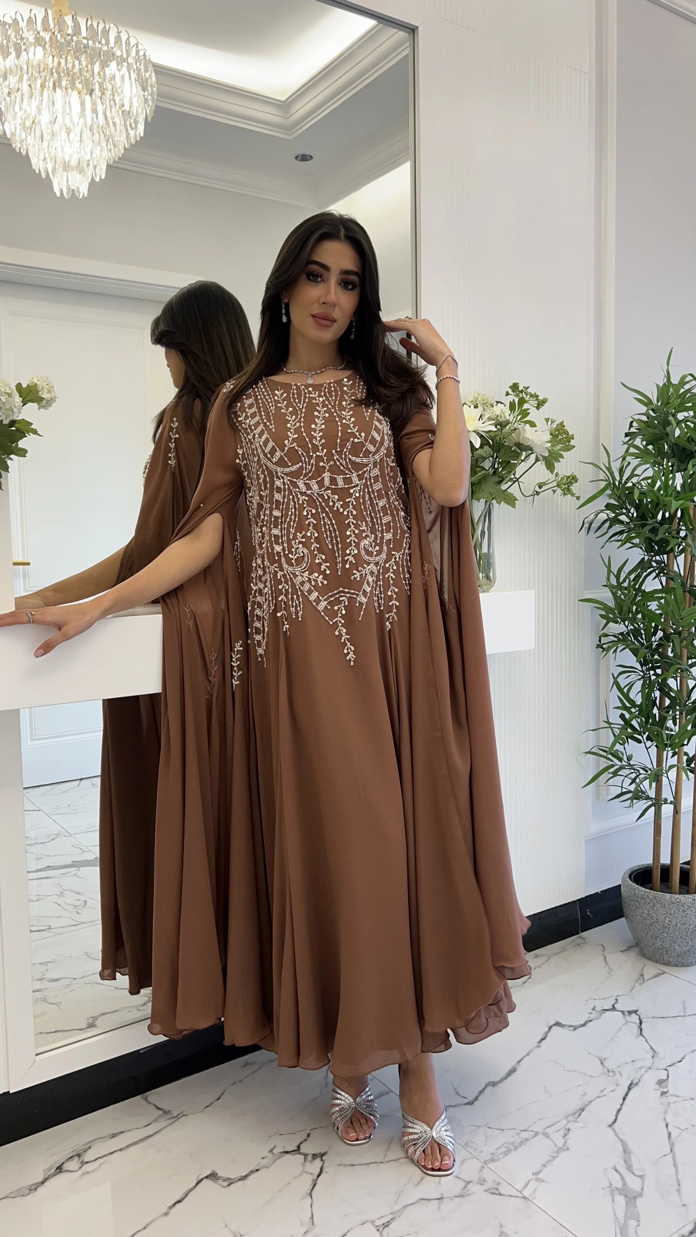 فستان بني هادئ