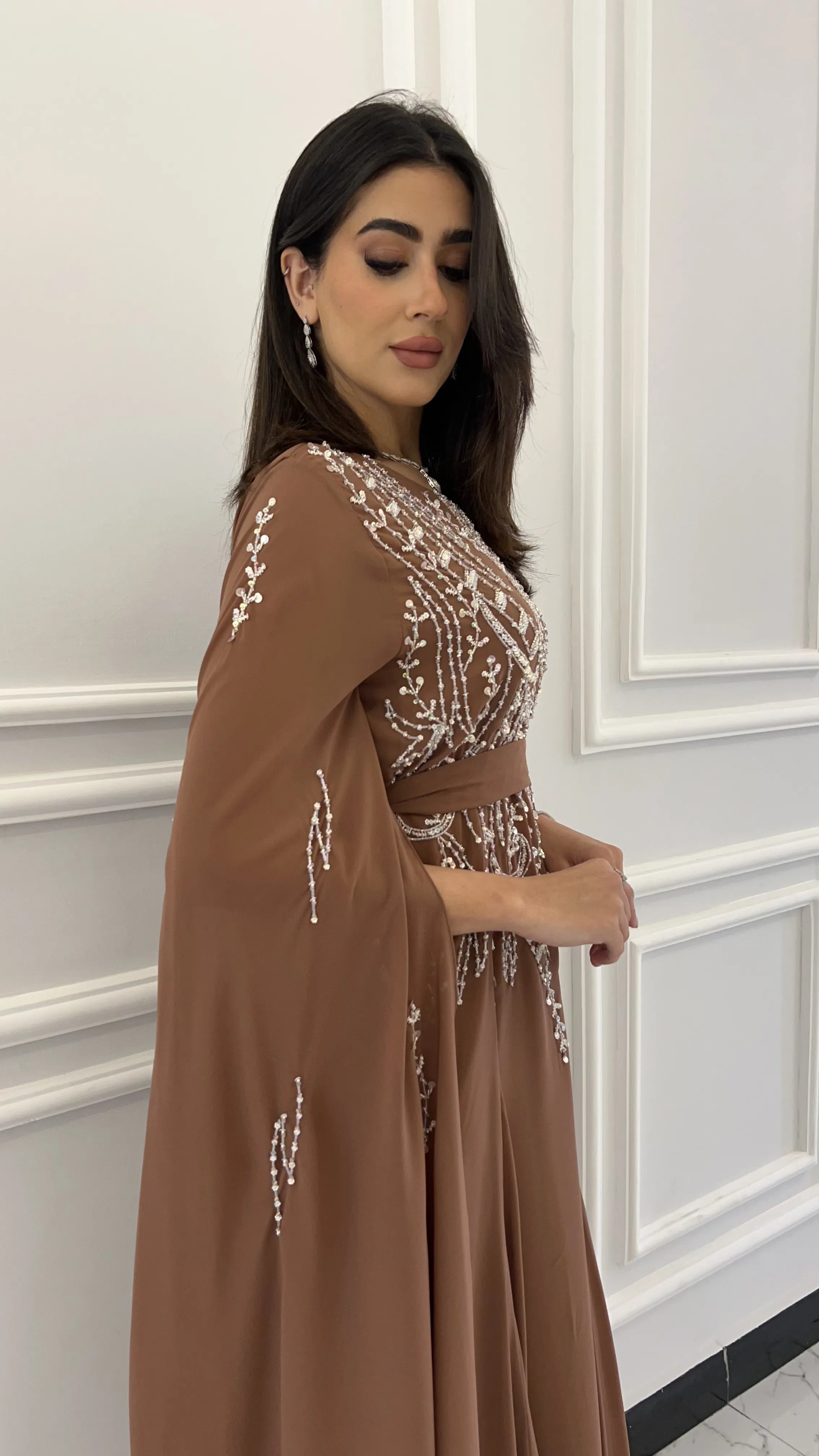 فستان بني هادئ بتصميم فخم وتفاصيل شك أنثويه