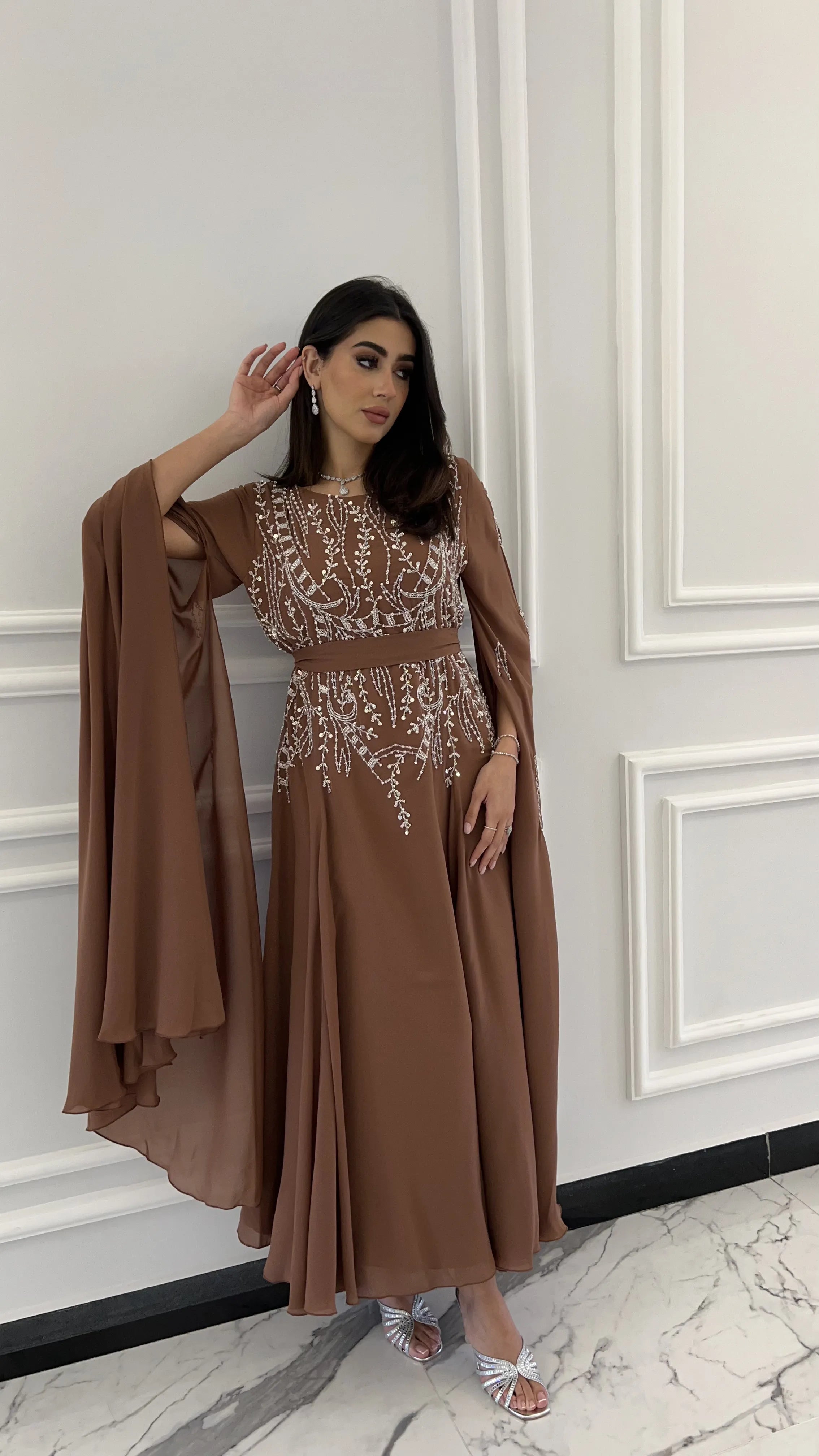 فستان بني هادئ بتصميم فخم وتفاصيل شك أنثويه