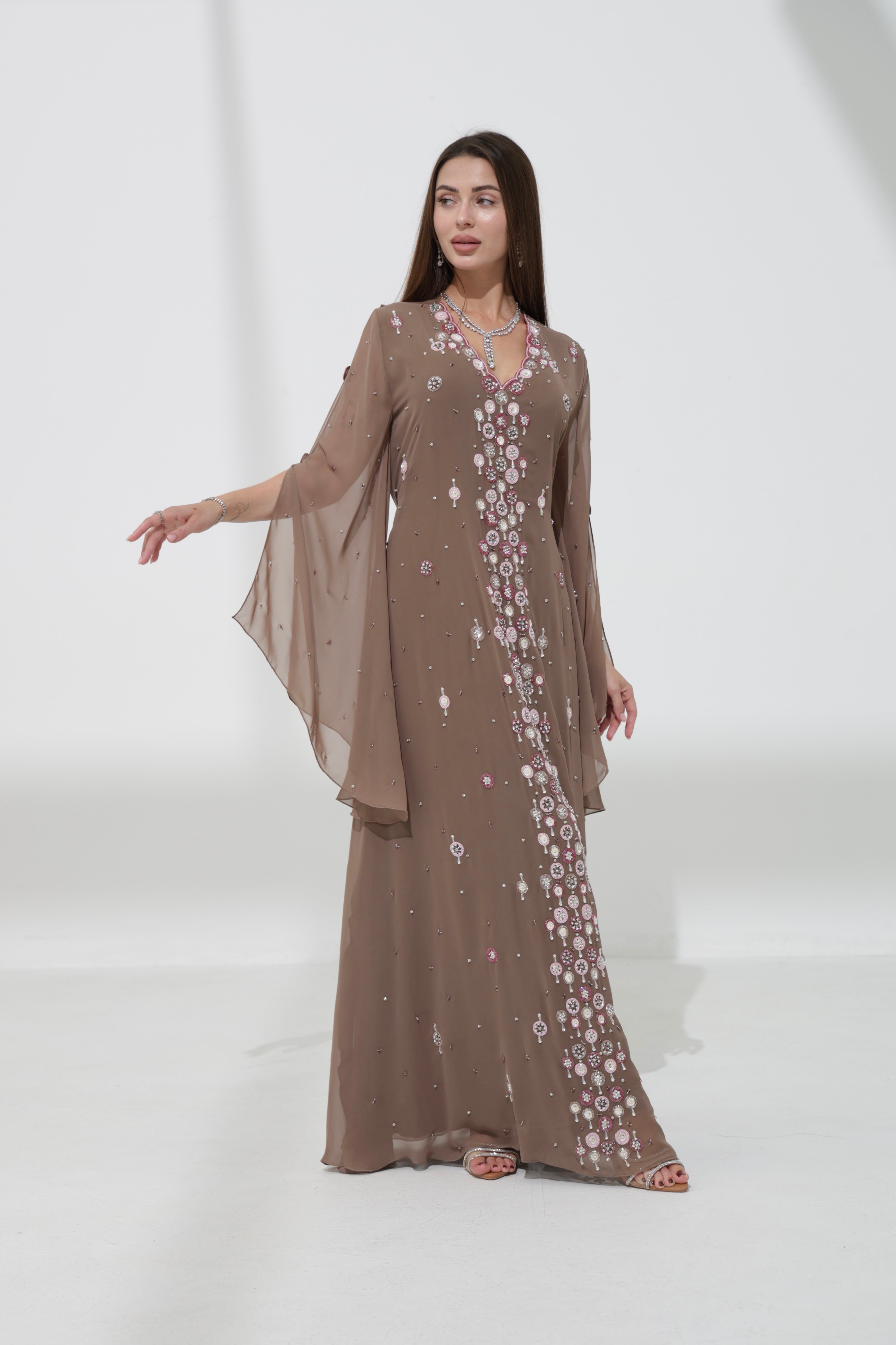 عباية فاخرة بتصميم أنيق وتطريز يدوي