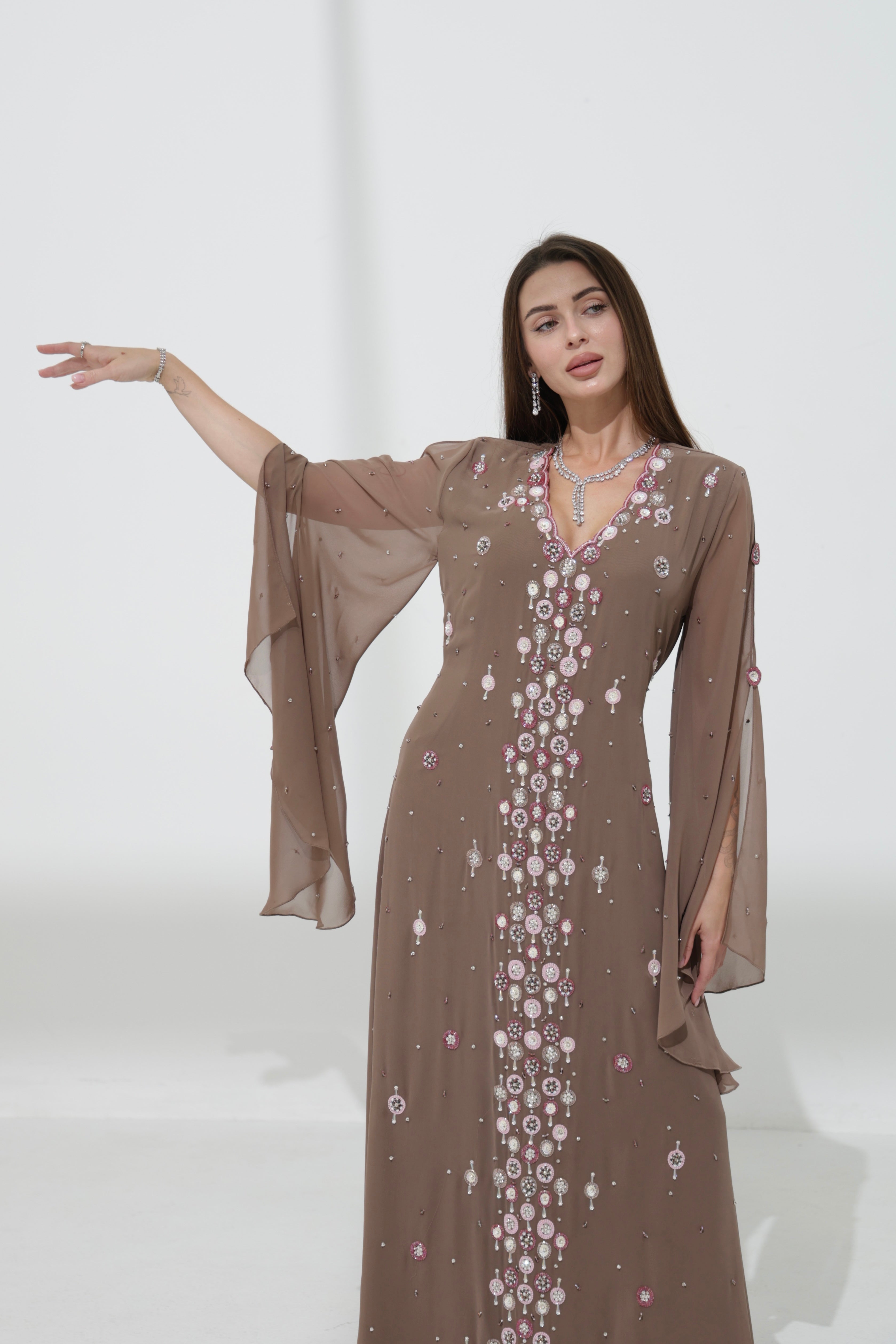 عباية فاخرة بتصميم أنيق وتطريز يدوي