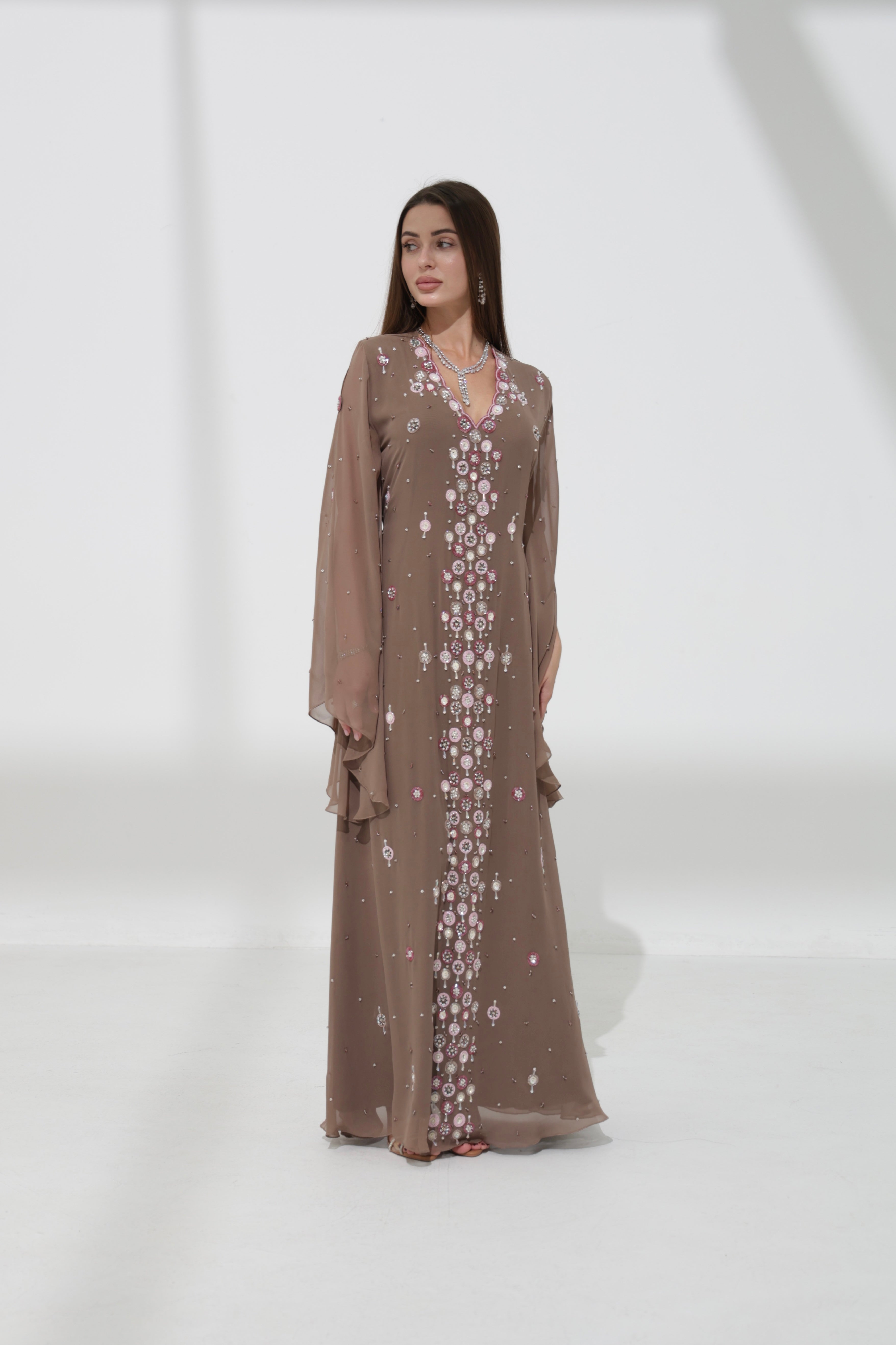 عباية فاخرة بتصميم أنيق وتطريز يدوي