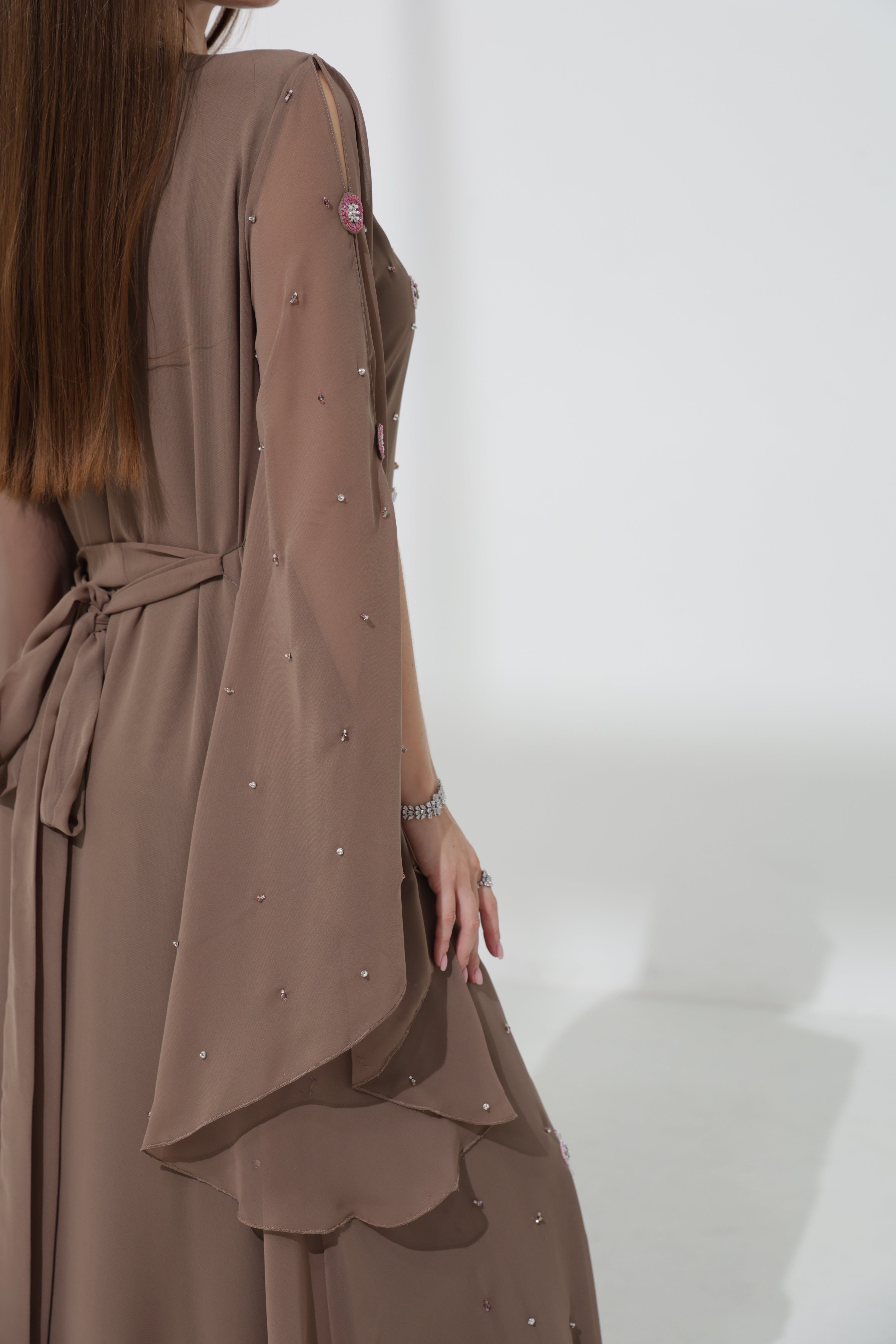 عباية فاخرة بتصميم أنيق وتطريز يدوي