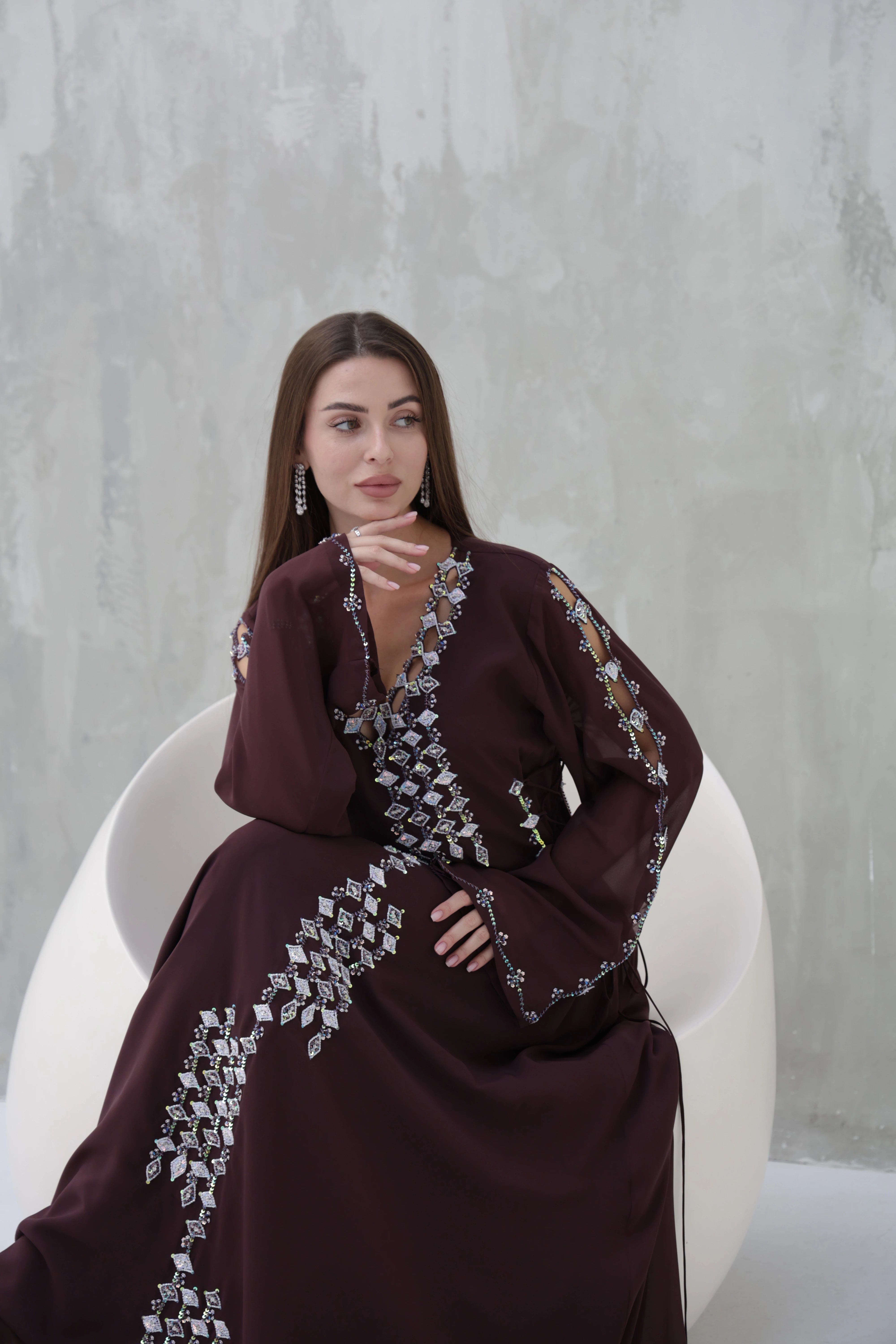 قفطان مغربي أنيق بتطريز فاخر – لون بني ملكي