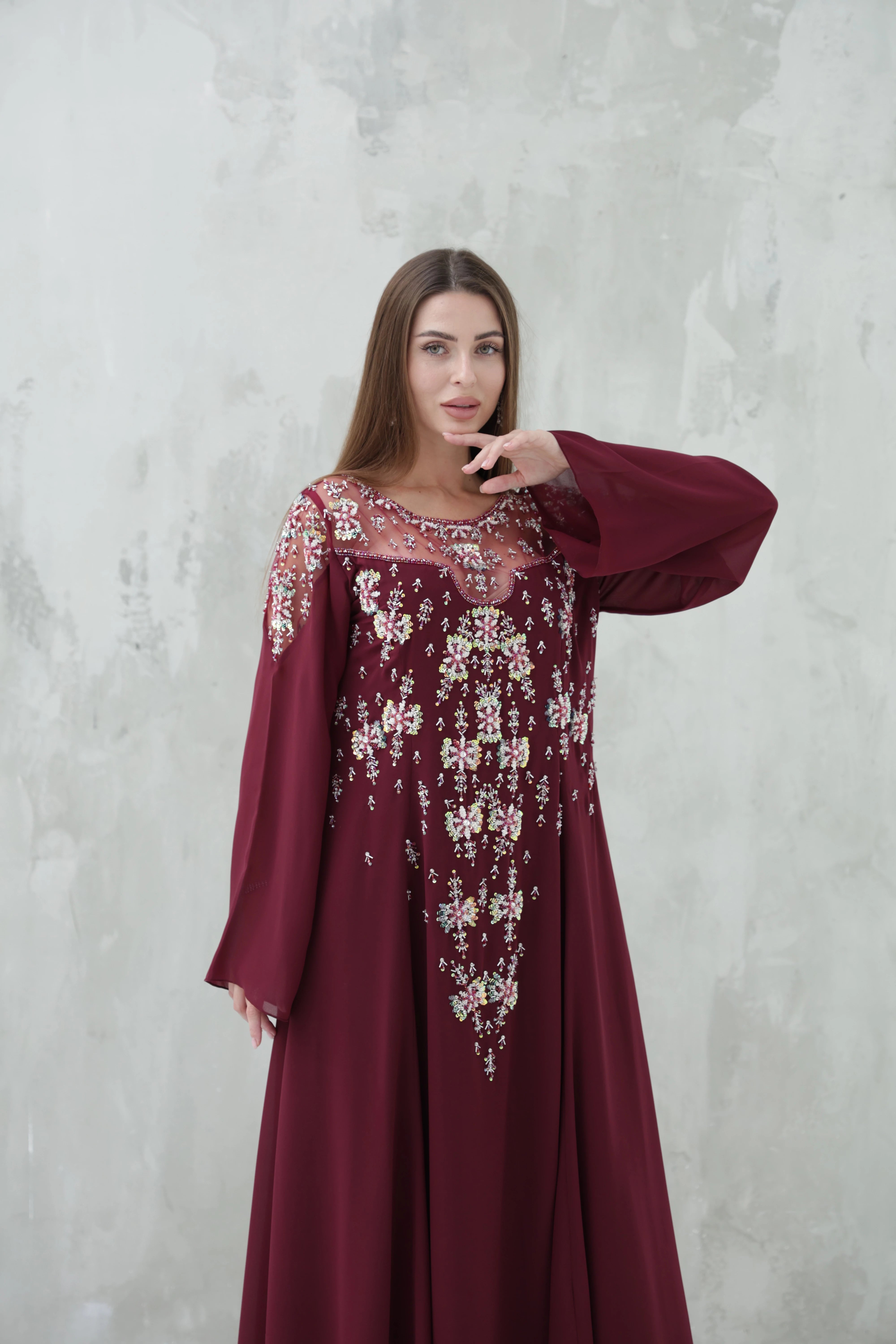 قفطان مغربي أنيق باللون العنابي – تطريز فاخر ولمسات راقية
