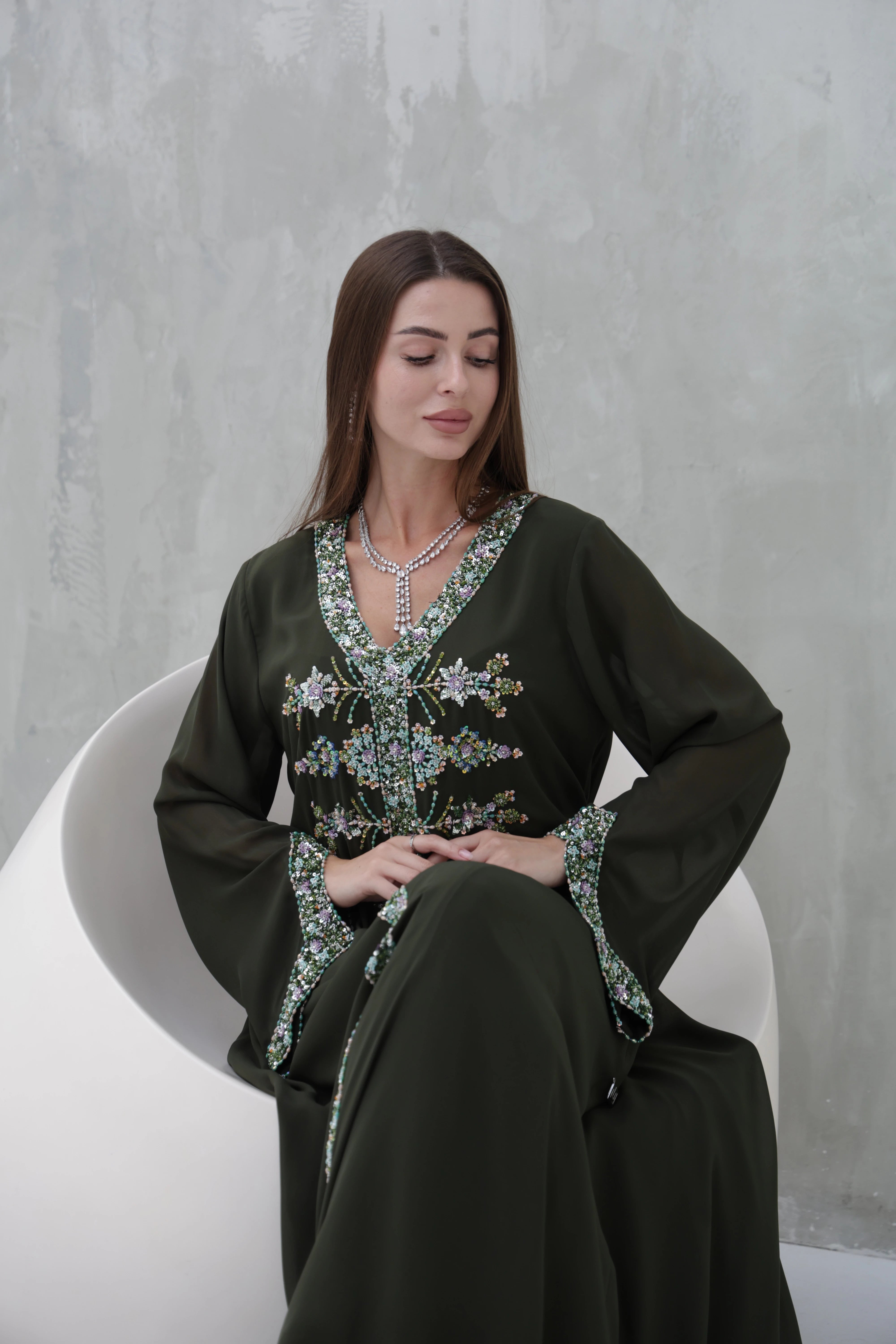 قفطان مغربي فاخر باللون الأخضر الزمردي – لمسة من الأناقة والترف