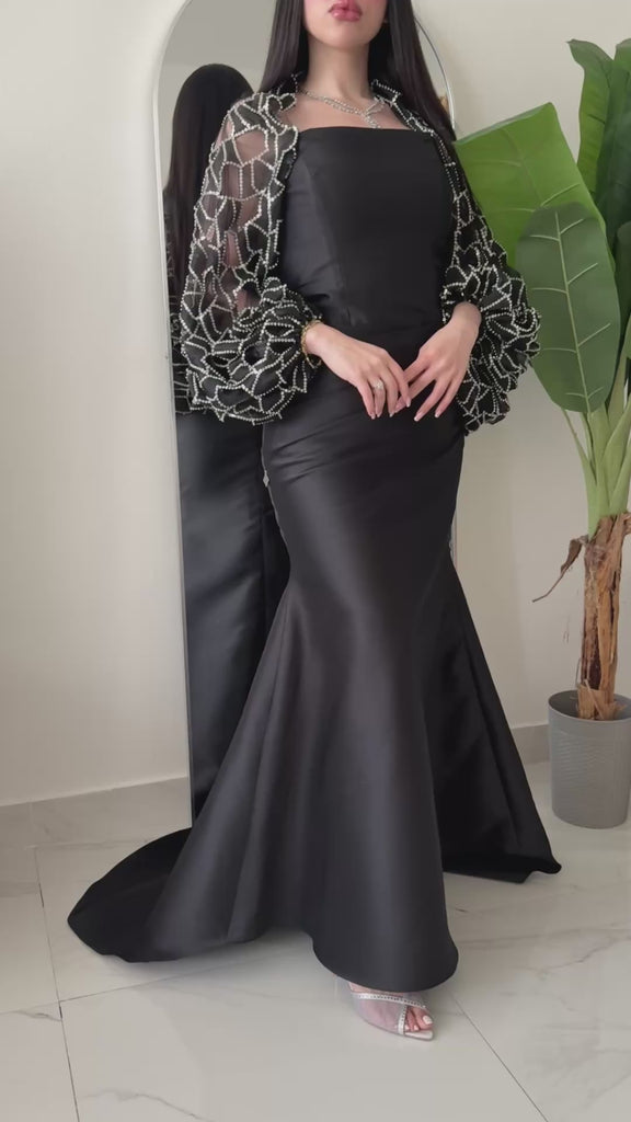 فستان أسود راقٍ بقصّة ضيّقة 